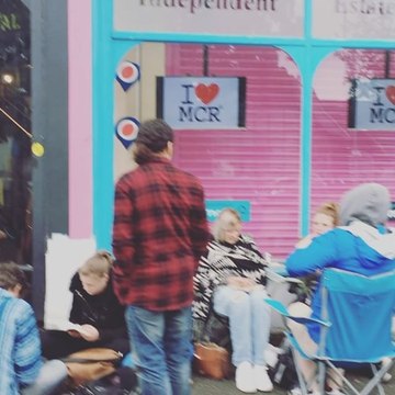 Hundreds Queue for Bee Tattoos in Support of Victims of Manchester Attack