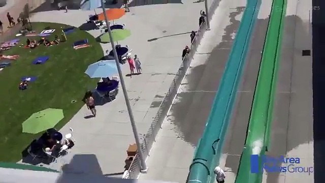 Un garçon est jeté à partir d'une glissière d'eau à trois étages sur du béton