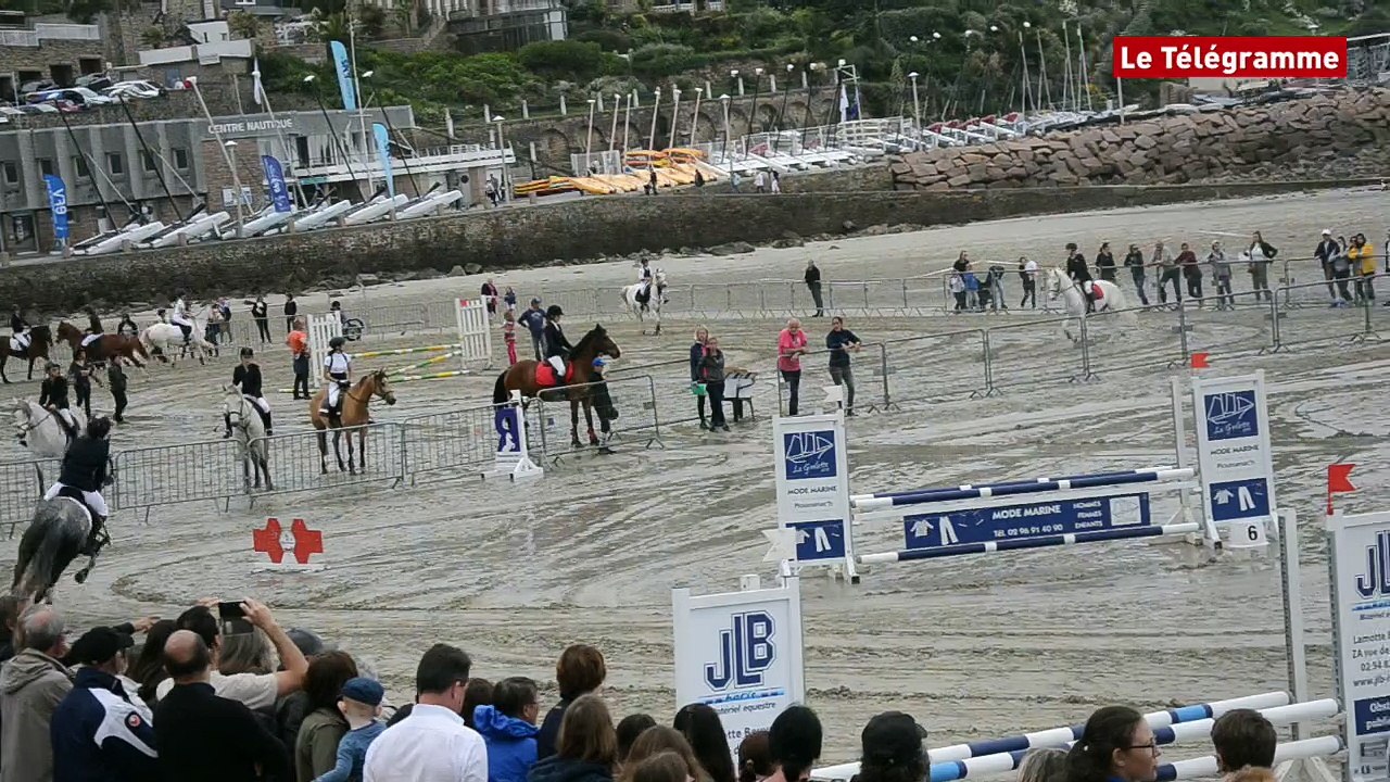 Perros-Guirec (22). Sur la plage, les cavaliers enjambent la marée et les obstacles