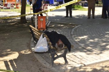 Adana'da Evsiz Vatandaş, Evi Gibi Kullandığı Bankta Öldü
