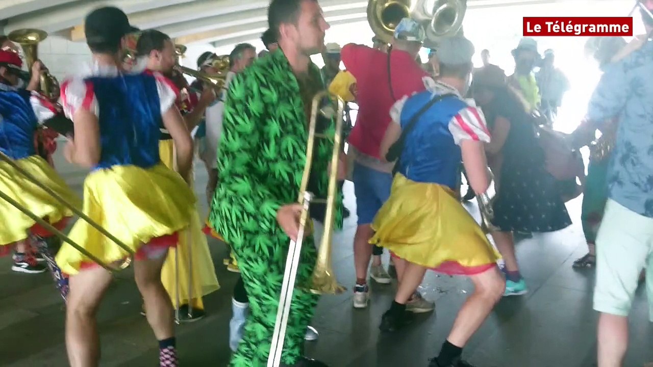 Brest. Les fanfares enflamment la ville