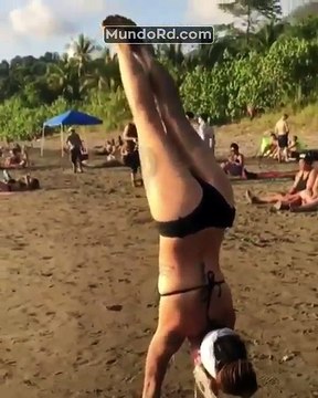 Increible lo que esta mujer puede hacer con su cuerpo a la hora de hacer este tipo de rutina