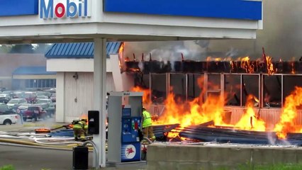 Une façade s'effondre brusquement sur un pompier pendant un incendie