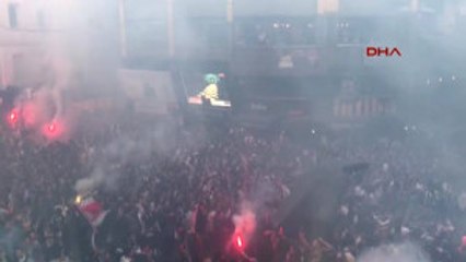 Beşiktaşlı Taraftarlar Çarşı'da Şampiyonluğu Bekliyor