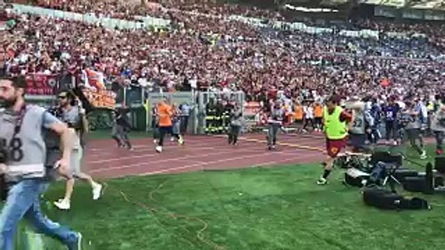 Francesco Totti ovationné par son public lors de l'échauffement