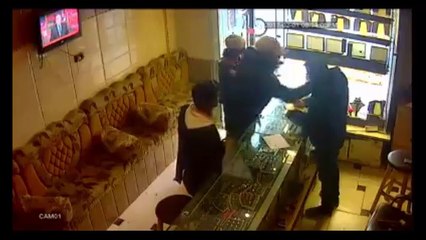 لحظة ذبح صاحب محل ذهب مسيحي في مطروح وسرقة الذهب.. تحيا مصر!