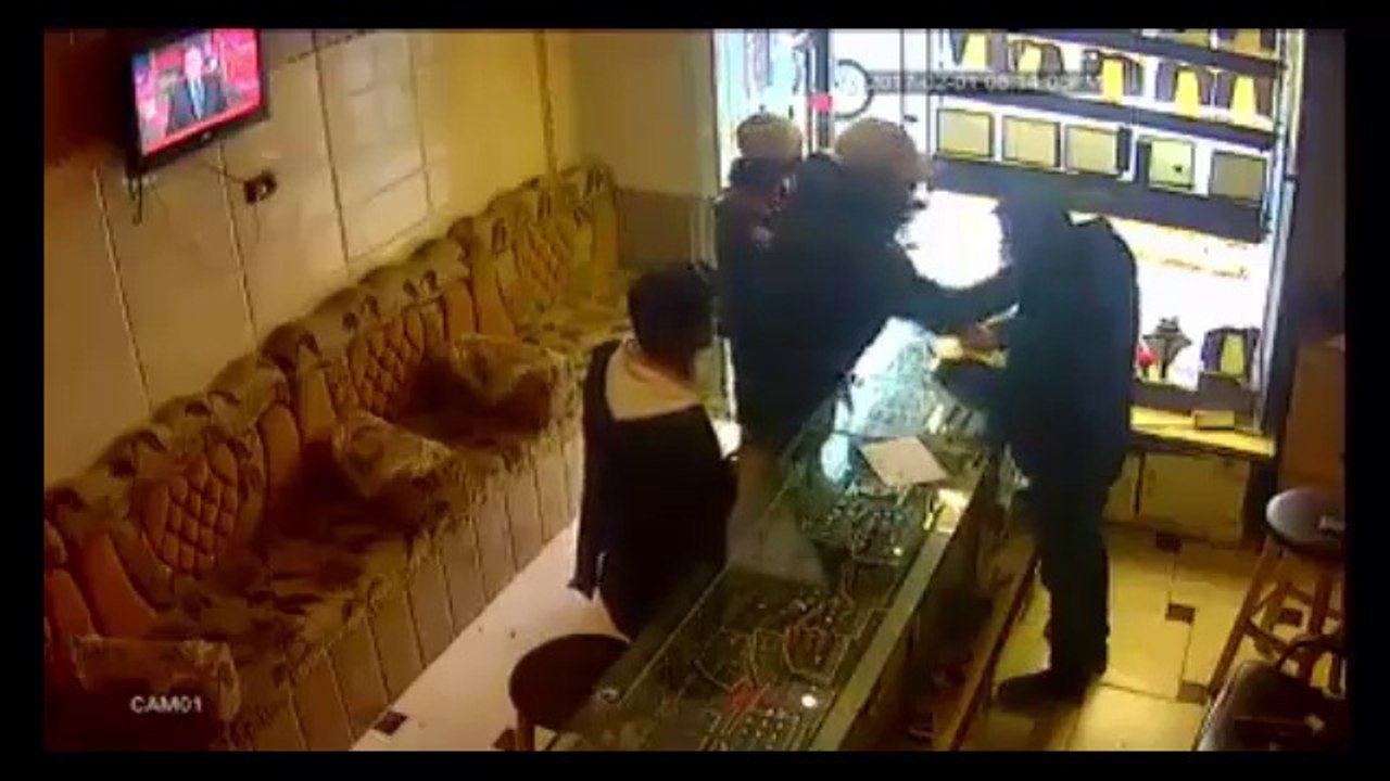 لحظة ذبح صاحب محل ذهب مسيحي في مطروح وسرقة الذهب.. تحيا مصر!