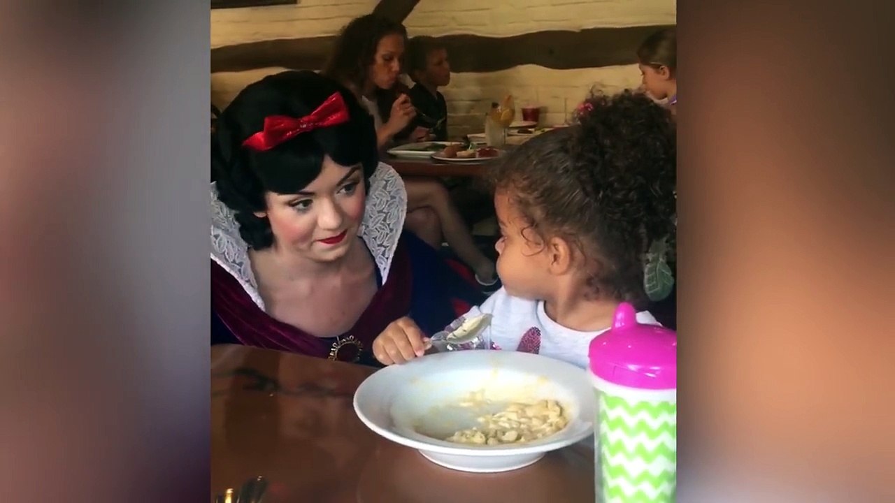 Une petite fille n'est pas enchantée de voir Blanche-Neige