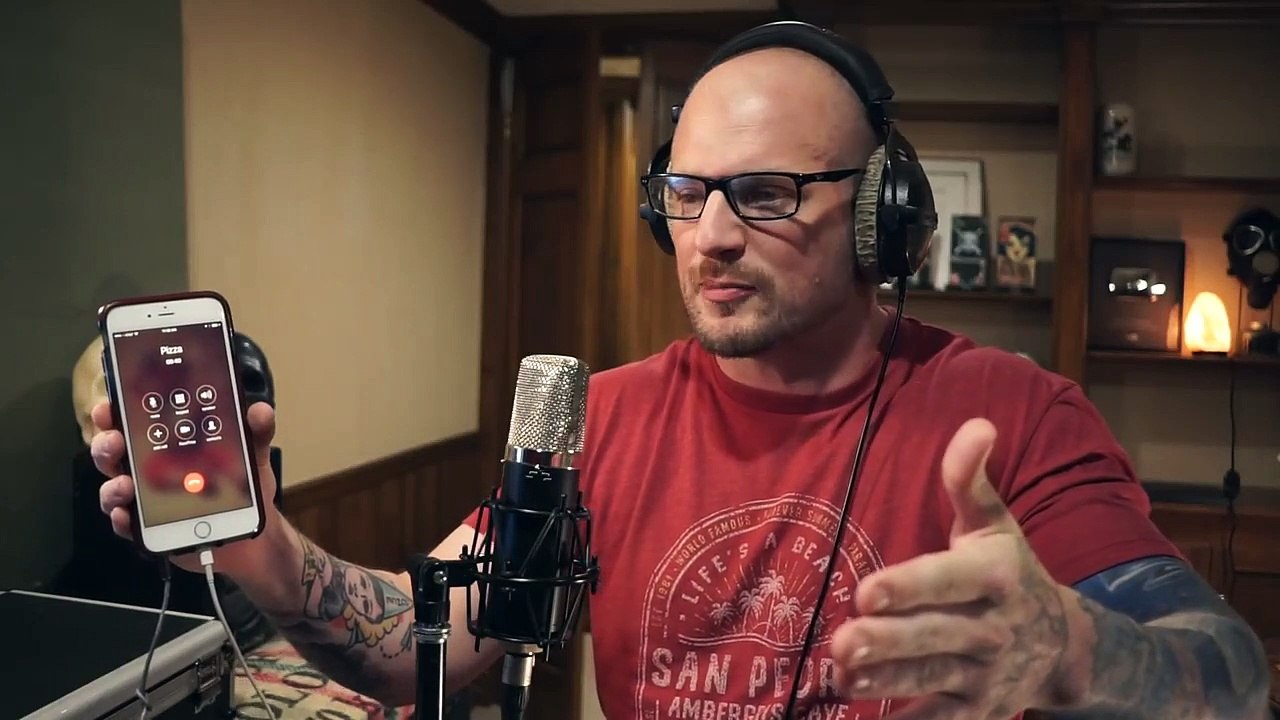 Mac Lethal passe une commande de pizza en rappant