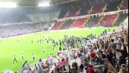 Son düdükle beraber taraftar sahada kutlamalara başladı