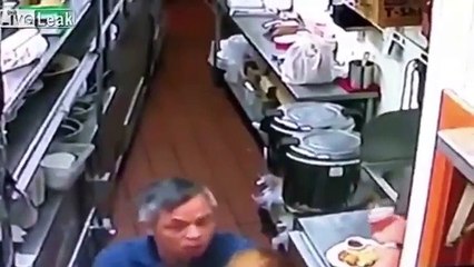 Kamarierja djeg ushqimin, shihni çfarë i bën shefi