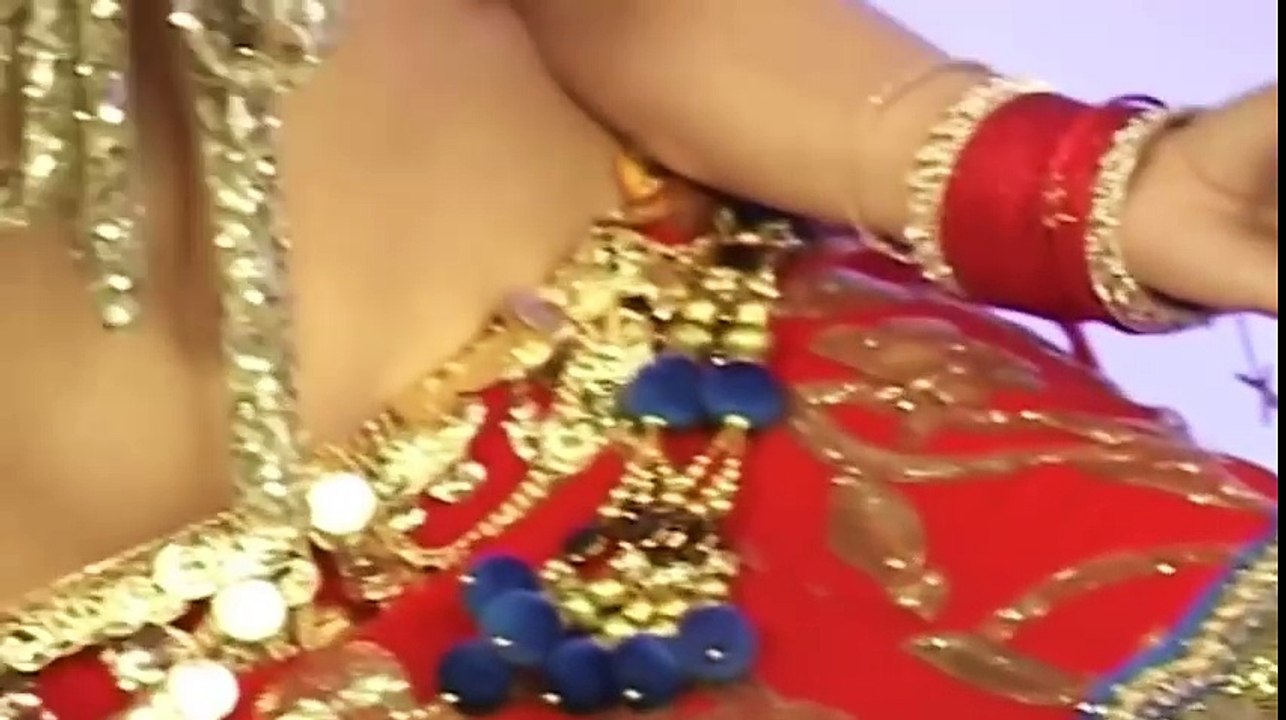 Sunny Leone ENJOYING with makeup man Hd