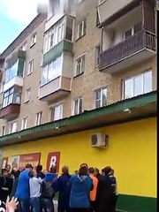 Une famille saute du haut de leur immeuble en feu