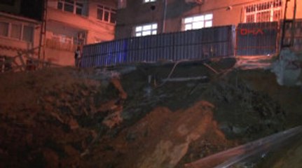 İstinat Duvarı Çöktü; Mahalleli Sokağa Döküldü