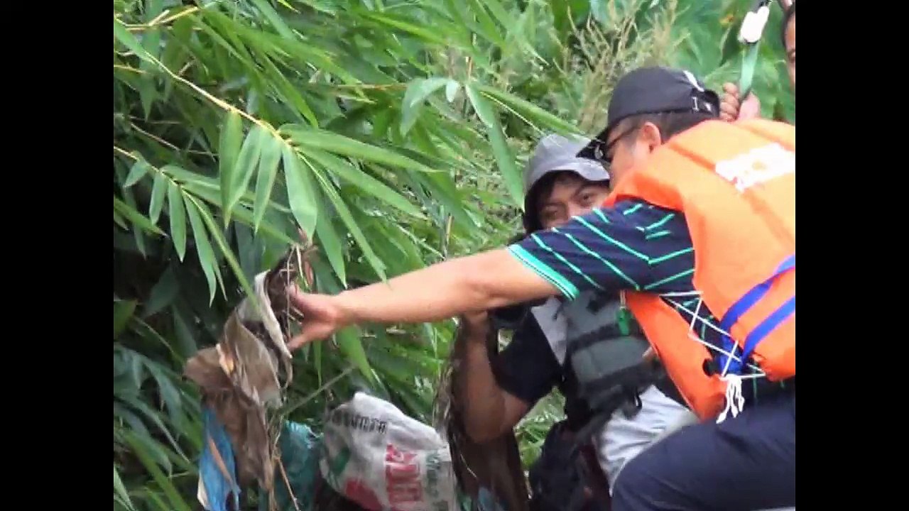 MEDAN - KERAP BANJIR  WARGA GOTONG ROYONG BERSIHKAN SUNGAI