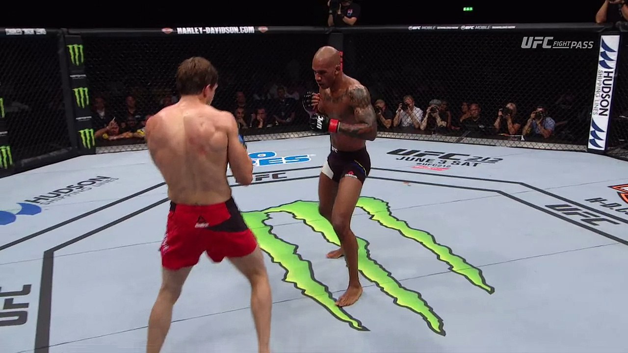La jambe de ce combattant UFC devient folle