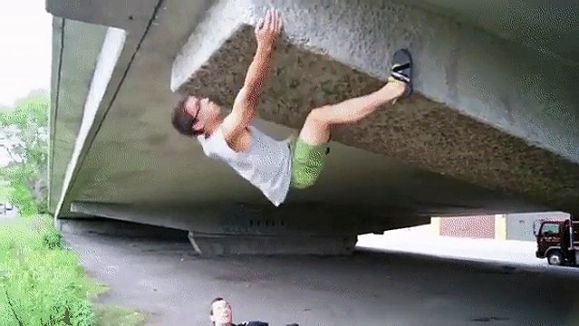 Escaladeur de folie passe un mur incroyable