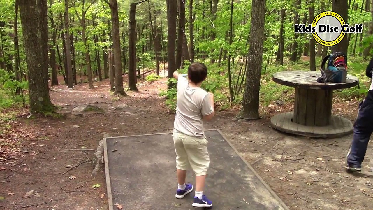 Frisbee competition de précision dans la foret