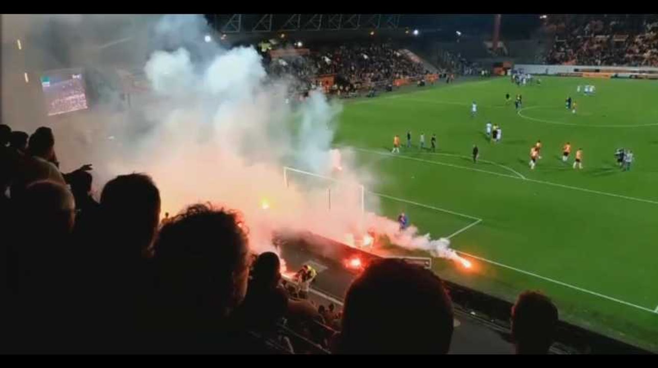 FC Lorient : Les supporters lancent des pétards sur leurs joueurs (Vidéo)