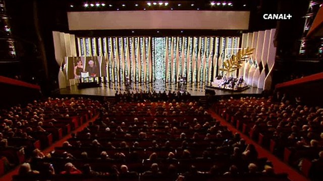 Explosion de joie de Ruben Ostlund qui remporte la Palme d'Or à Cannes - Regardez