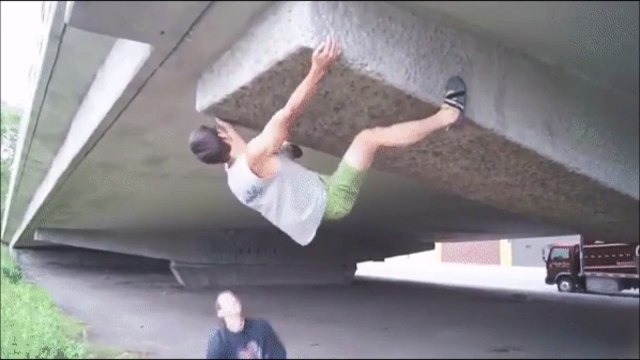 Ce gars est meilleur que Spider-man en escalade... Fou