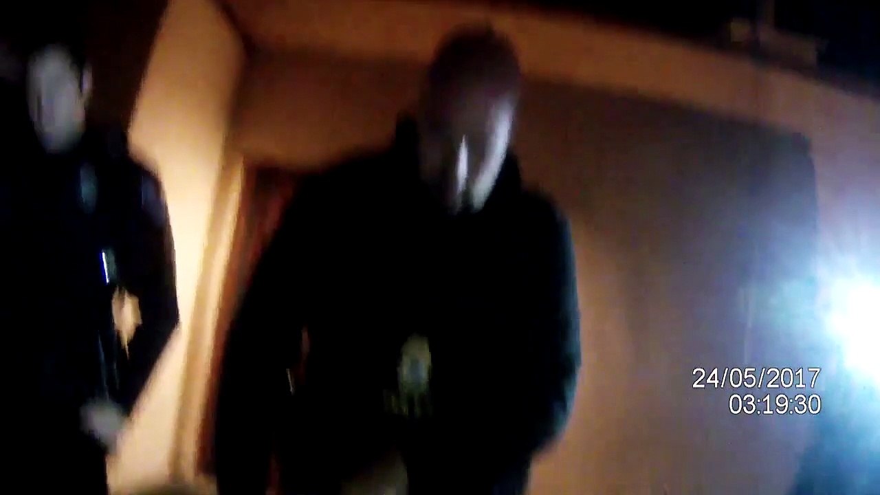 Quand un braqueur arreté par la police se met à pleurer sa mère!