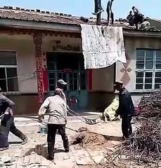 Envoyer du ciment sur le toit d'une maison ! Technique énorme