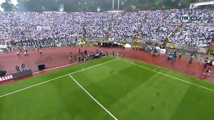 Un homme volant pour le ballon du match au Portugal !.