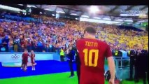 Totti hem ağladı ve hem ağlattı!