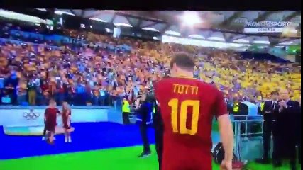 Totti hem ağladı ve hem ağlattı!