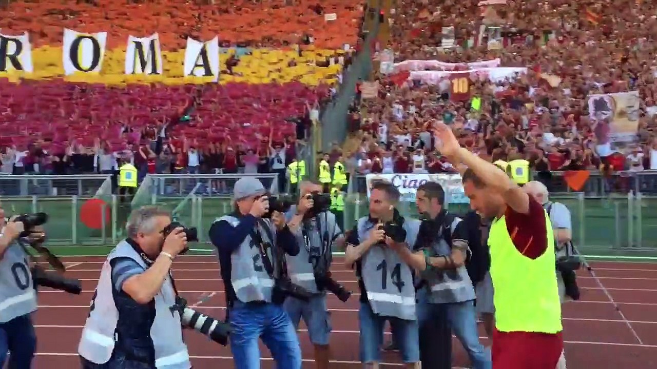 Le tour d'honneur émouvant de Francesco Totti a...