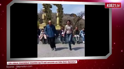 Un vieux monsieur montre qu’il est encore un très bon danseur