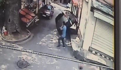 Doğalgaz borusuna çarpan otomobil böyle yan yattı