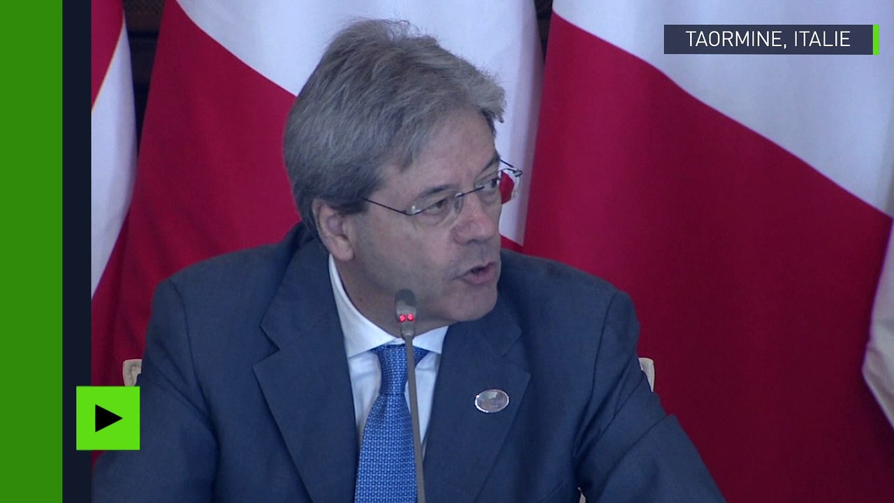 Donald Trump écoute le discours en italien de Paolo Gentiloni... sans oreillette !