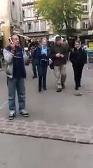 Un mec filmé en pleine conversation téléphonique avec sa canette de bière