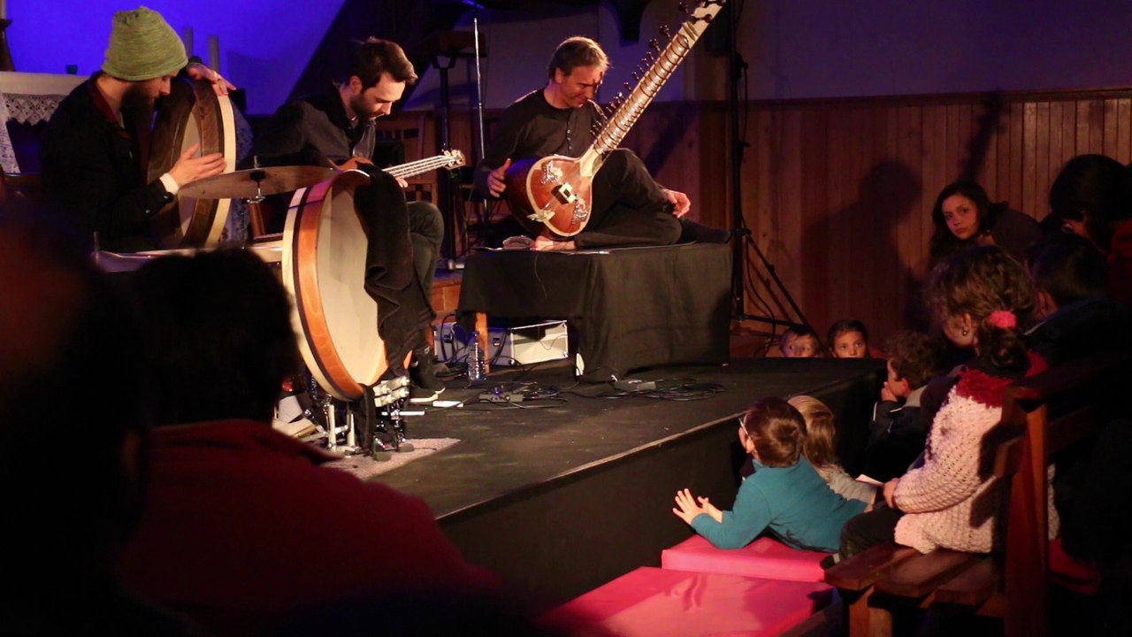 "la musique par tous les sens" Témoignage de rencontres sensibles entre les écoliers de l'écolde de Saint Etienne le Laus (Hautes-Alpes) et les artistes d'Indian Air (Autriche)