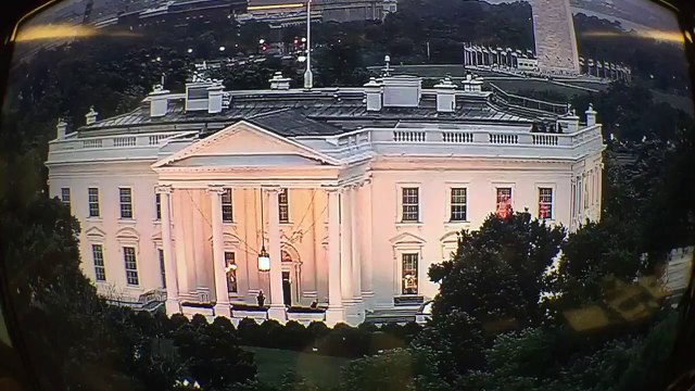 D'étranges lumières rouges sont apparues hier soir à la Maison Blanche - Elles intriguent journalistes et internautes !