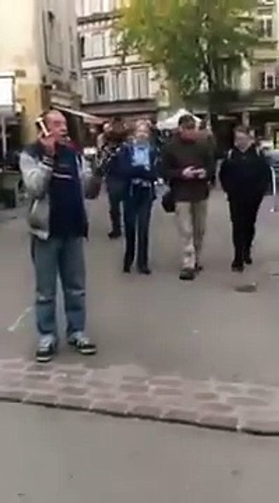 Le gars téléphone avec sa canette de bière... C'est moche l'alcool