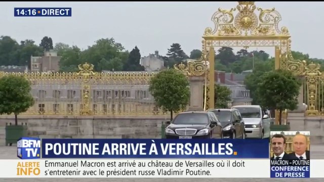 La poignée de main appuyée entre Emmanuel Macron et Vladimir Poutine à Versailles