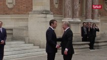 Emmanuel Macron reçoit en Vladimir Poutine à Versailles : la poignée de main