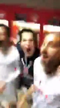 Beşiktaş şampiyonluğu sonrası Cenk Tosun soyunma odasından canlı yayın yaptı