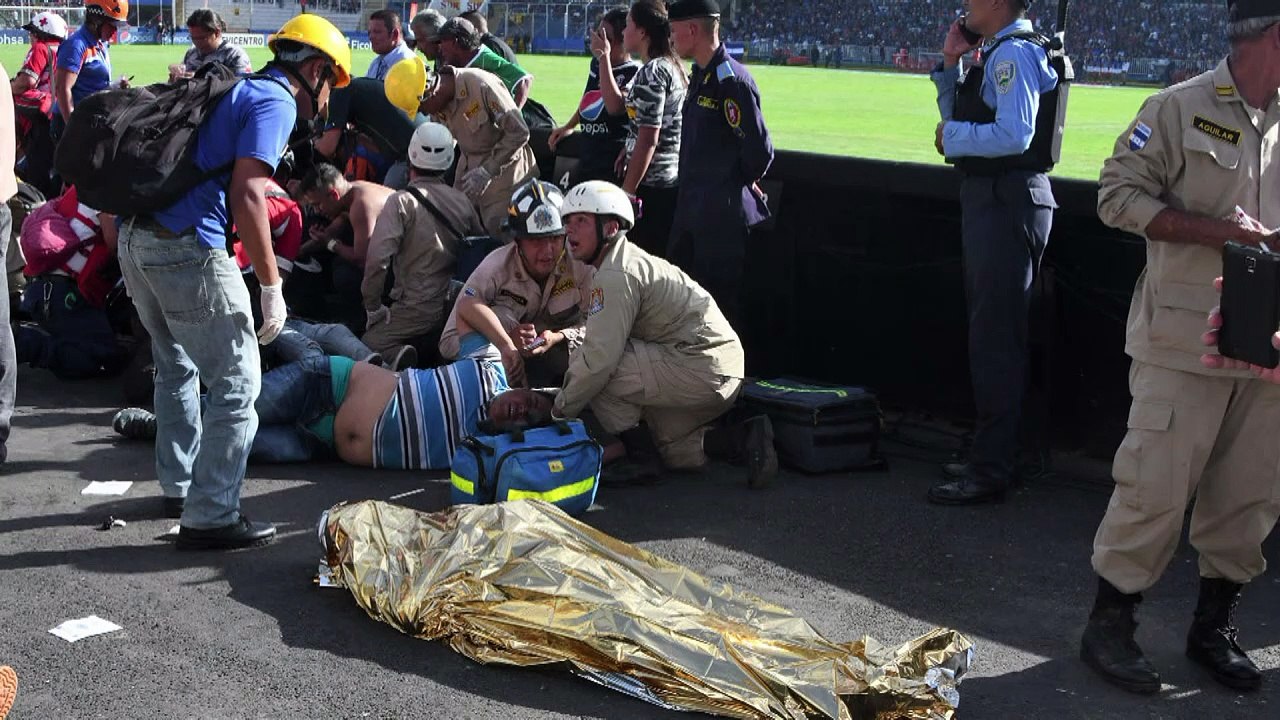 Cuatro muertos por avalancha en estadio de Hond...