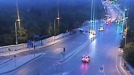 Takla Atarak Otobüs Durağına Çarptı: O Anlar Kamerada