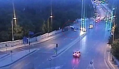 Takla atarak otobüs durağına çarptı: O anlar kamerada