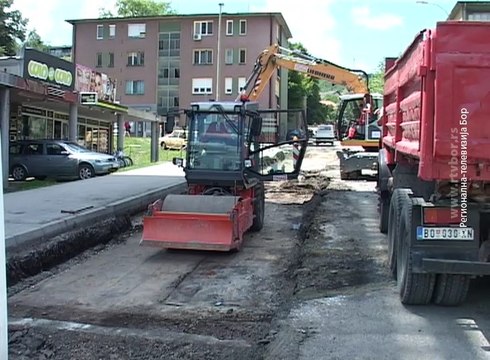 U toku asfaltiranje ulica u „Rudaru“ i „Bakru“, 29. maj 2017. (RTV Bor)