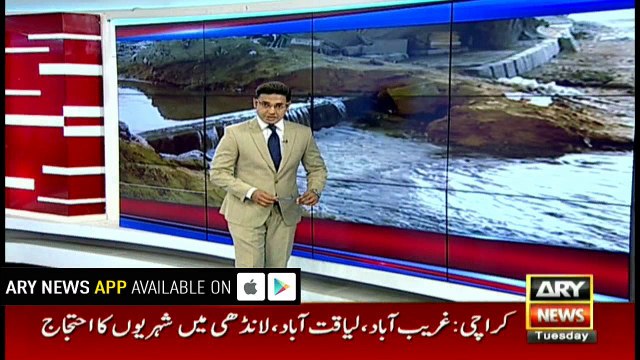 People take bath water lines leak in Karachi