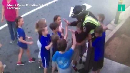 Après l'attentat de Manchester, des enfants font un énorme câlin au vigile de leur école