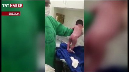 Doğumdan hemen sonra yürüyen bebek