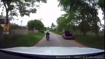 Quando um motociclista tailandês se cruza com uma cobra na estrada... surreal!