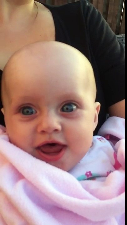 Un bébé fait des souffles framboises en ralenti !! Adorable